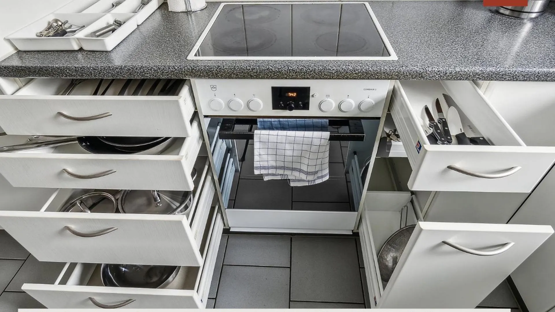 Urban Living Redefined: Apartment In Oerlikon Zurique 0*,  Suíça